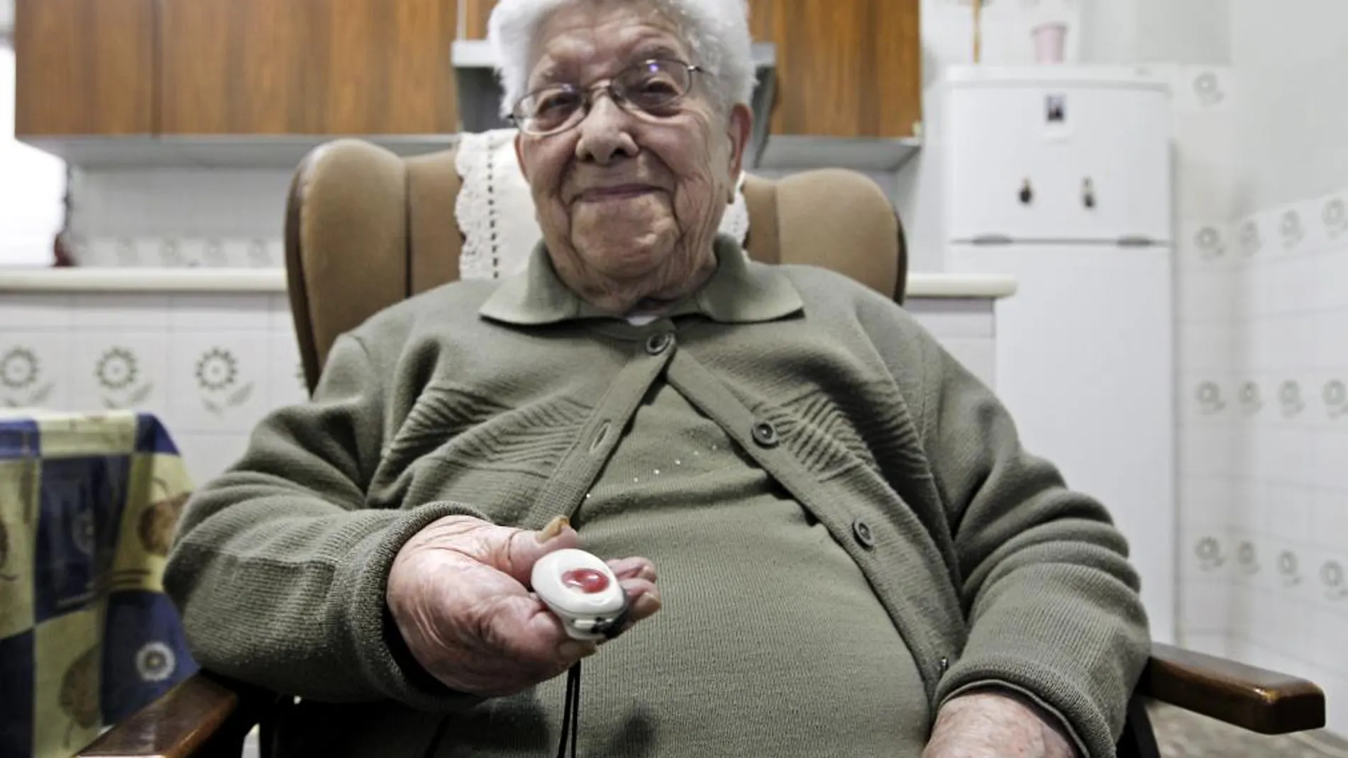 Una anciana con un sistema tradicional de teleasistencia