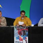 El presidente venezolano, Nicolás Maduro, el vicepresidente, Tarek ElAissami (i), y el diputado del Partido Socialista Unido de Venezuela Elías Jaja (d) participan en un acto de Gobierno.