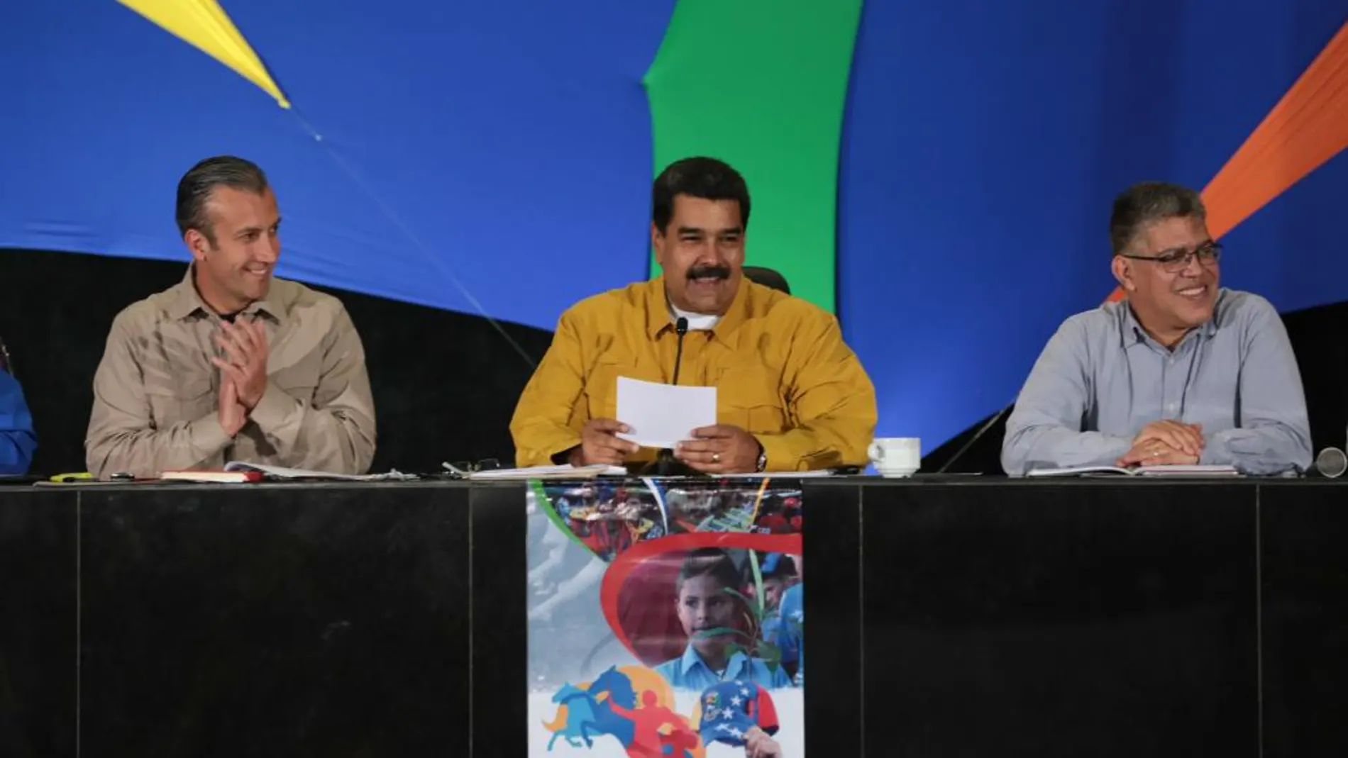 El presidente venezolano, Nicolás Maduro, el vicepresidente, Tarek ElAissami (i), y el diputado del Partido Socialista Unido de Venezuela Elías Jaja (d) participan en un acto de Gobierno.
