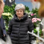 La «premier» británica, Theresa May, visita una floristería en Twyford
