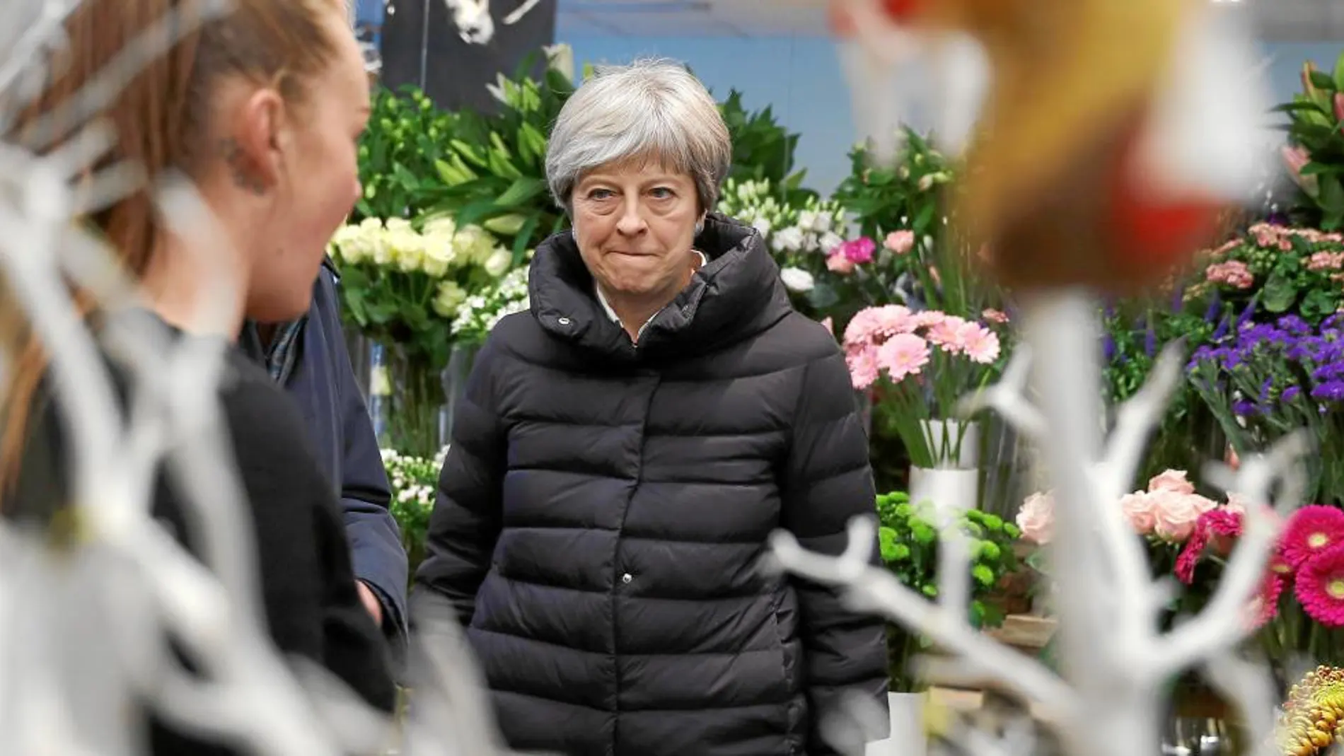 La «premier» británica, Theresa May, visita una floristería en Twyford