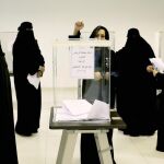 Una mujer saudí ejerce su derecho a voto.