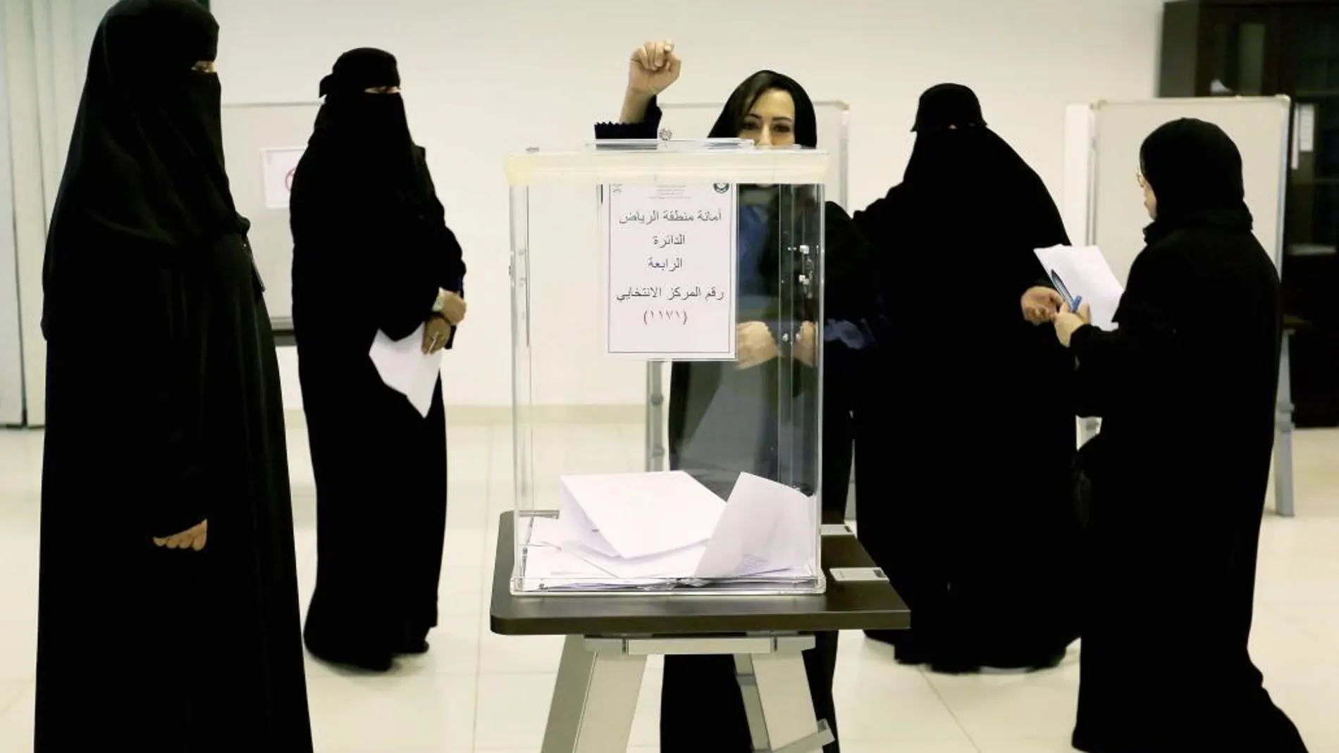 Una mujer saudí ejerce su derecho a voto.