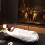 Stefan Kasper, en la cama frente a 'La ronda de noche', de Rembrandt