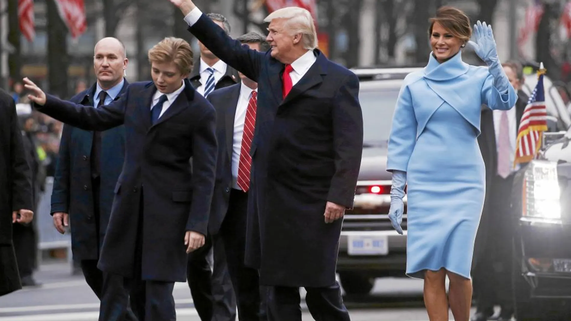 Donald Trump y su esposa Melania se bajaron del coche y caminaron unos metros cerca del hotel que el presidente posee en Washington