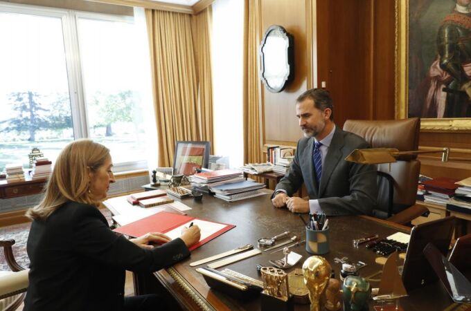 El rey Felipe VI y la presidenta del Congreso, Ana Pastor (i), durante la firma del Real Decreto con el nombramiento de Mariano Rajoy como presidente del Gobierno.