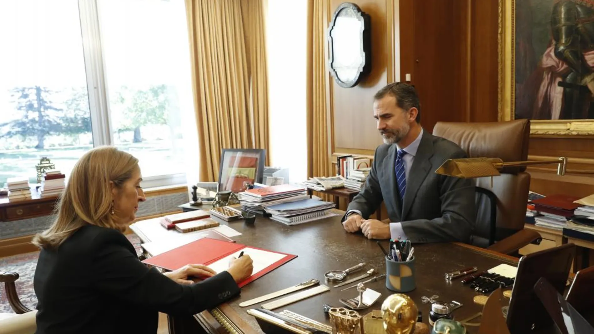 El rey Felipe VI y la presidenta del Congreso, Ana Pastor (i), durante la firma del Real Decreto con el nombramiento de Mariano Rajoy como presidente del Gobierno.