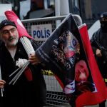 Un hombre vende banderas turcas durante una protesta frente al consulado holandés en Estambul