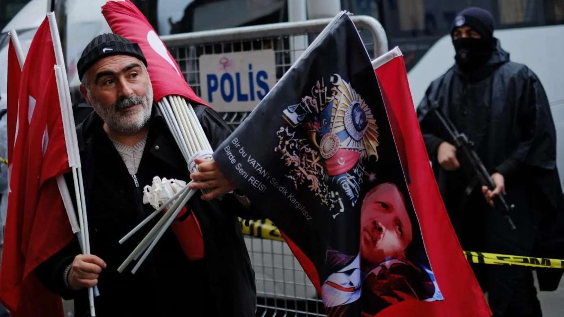 Un hombre vende banderas turcas durante una protesta frente al consulado holandés en Estambul