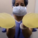 Unas prótesis mamarias han provocado cáncer en 350 mujeres en EE UU