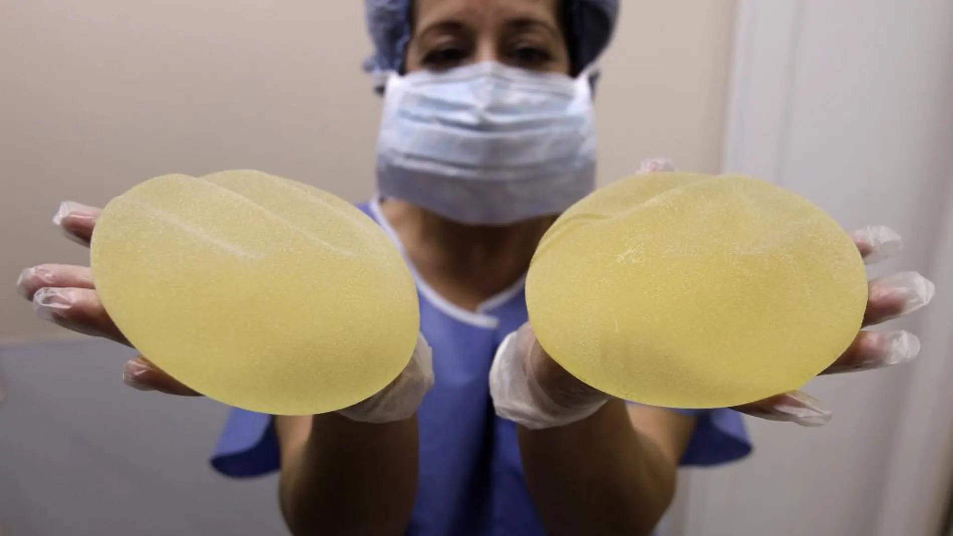 Unas prótesis mamarias han provocado cáncer en 350 mujeres en EE UU