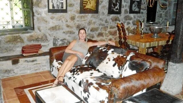 La duquesa de Franco posa en el salón de la casa de San Roque de Riomiera para el portal inmobiliario que la vende.