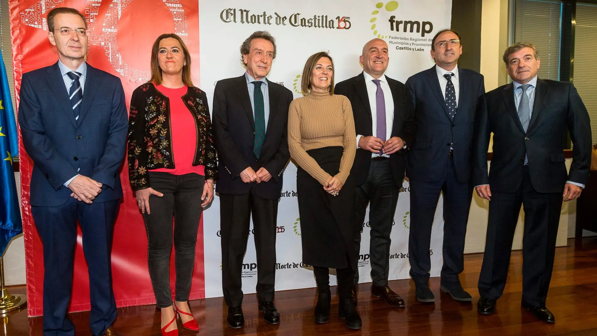 El vicepresidente y consejero de la Presidencia, José Antonio de Santiago-Juárez, clausura la jornada 40 años de municipalismo. Junto a él, de izquierda a derecha, el presidente del CES, Germán Barrios; la delegada del Gobierno, Virginia Barcones; la consejera de Agricultura y Ganadería, Milagros Marcos; el presidente de la Diputación de Valladolid, Jesús Julio Carnero; el alcalde de Palencia, Alfonso Polanco; y el director general de El Norte de Castilla, Ángel de las Heras