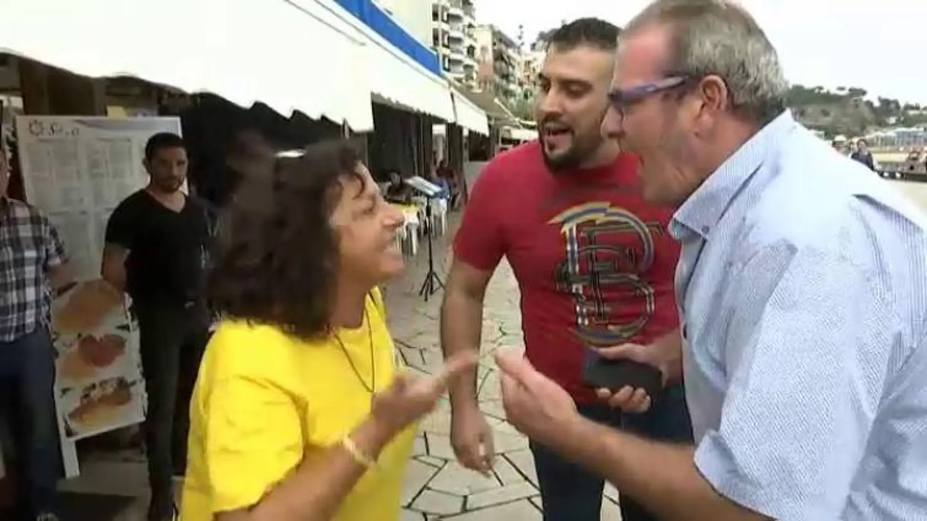 El hostelero Manuel García se enfrenta a los independentistas que le colocaron lazos amarillos / Atlas