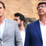 El presidente de Cs, Albert Rivera (c), y el líder en Andalucía, Juan Marín (d), durante su visita hoy a Medina Azahara en Córdoba. EFE /Rafa Alcaide