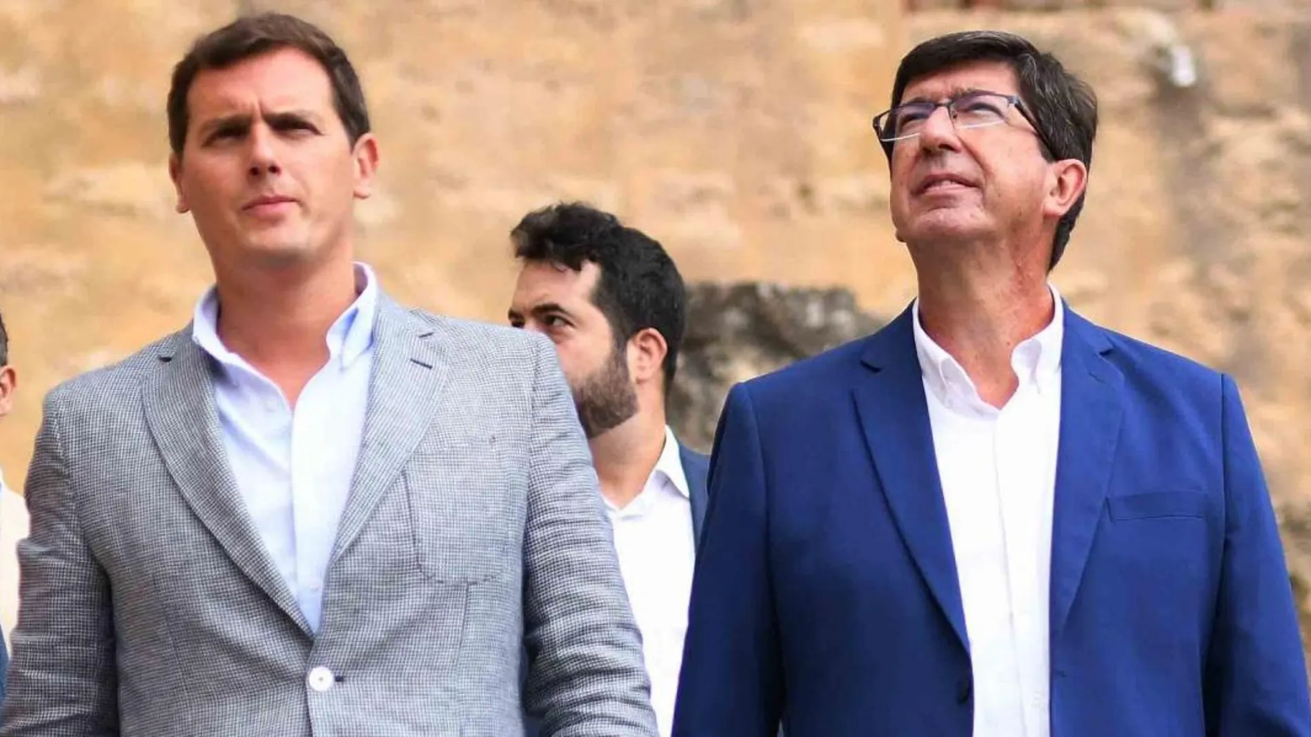 El presidente de Cs, Albert Rivera (c), y el líder en Andalucía, Juan Marín (d), durante su visita hoy a Medina Azahara en Córdoba. EFE /Rafa Alcaide