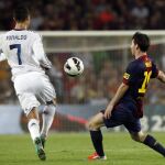 Lionel Messi (d) y Cristiano Ronaldo (i) duarnte un partido de liga en el Nou Camp