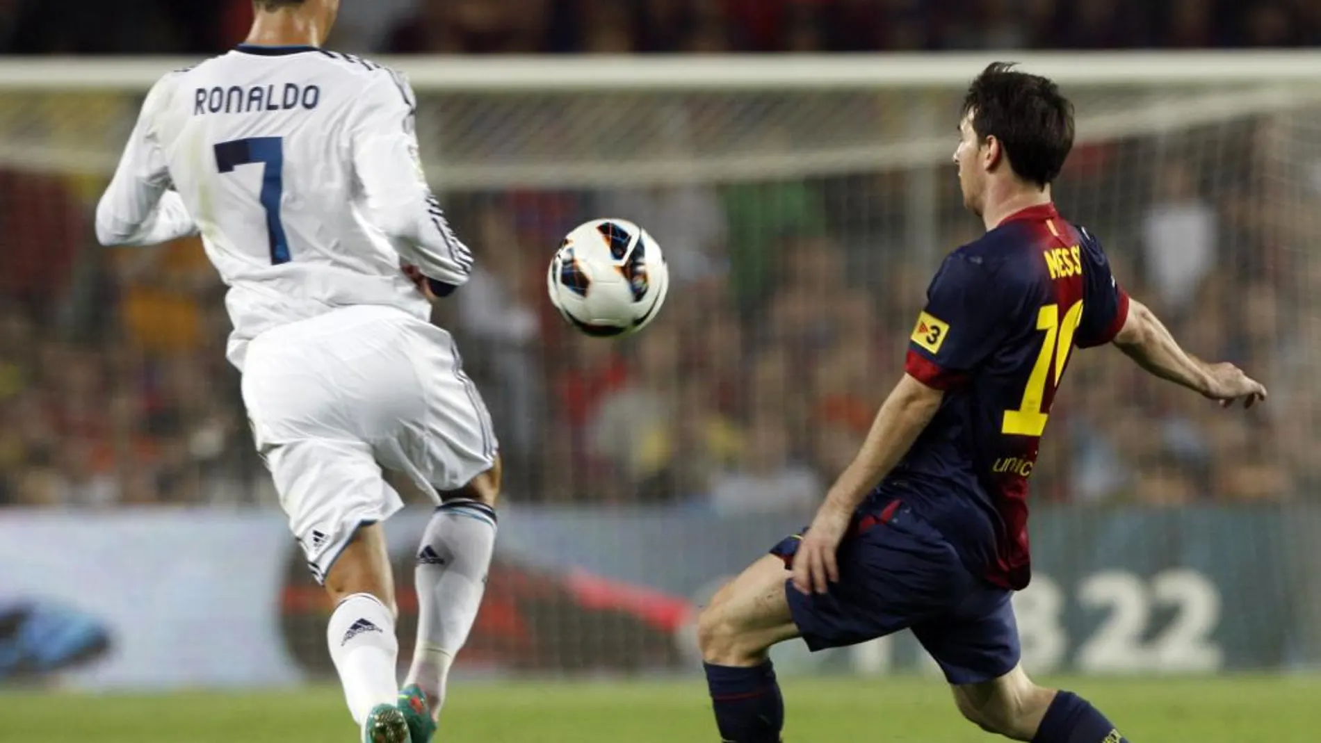 Lionel Messi (d) y Cristiano Ronaldo (i) duarnte un partido de liga en el Nou Camp