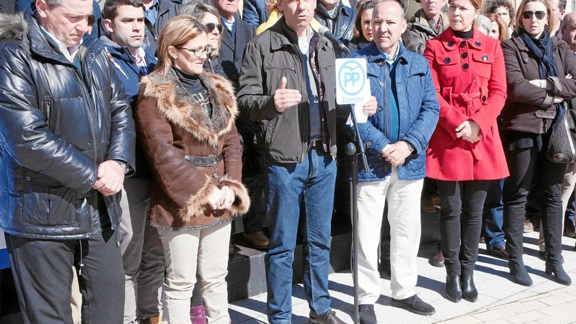 Fernando Martínez-Maíllo interviene en presencia, entre otros, de Mayte Martín y Clara San Damián, ayer en Morales del Vino