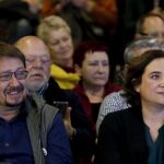 La alcaldesa de Barcelona, Ada Colau, y el líder de Catalunya en Comú, Xavier Domenech, emocionados durante la actuación de Maria Arnal y Marcel Bagés, en el acto de presentación del proceso participativo "Un País en Comú"