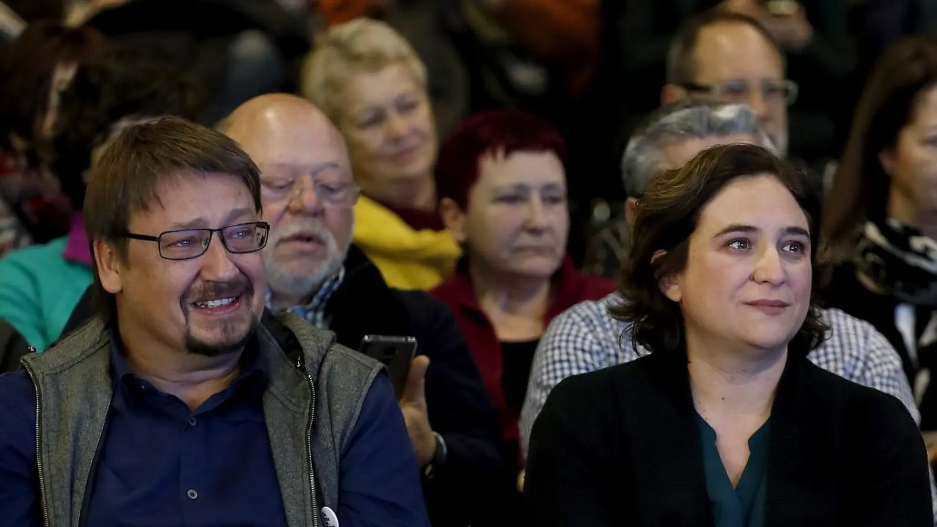 La alcaldesa de Barcelona, Ada Colau, y el líder de Catalunya en Comú, Xavier Domenech, emocionados durante la actuación de Maria Arnal y Marcel Bagés, en el acto de presentación del proceso participativo "Un País en Comú"