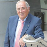 Rufino Calero es un hotelero por vocación. De hecho, lleva toda su vida dedicado a este sector, una pasión que ha sabido transmitir a sus hijos, quienes ahora están al frente de la cadena fundada por él: Vincci Hoteles.