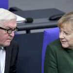 Angela Merkel conversa con el ministro de Exteriores, Frank-Walter Steinmeier, en el Bundestag en Berlín