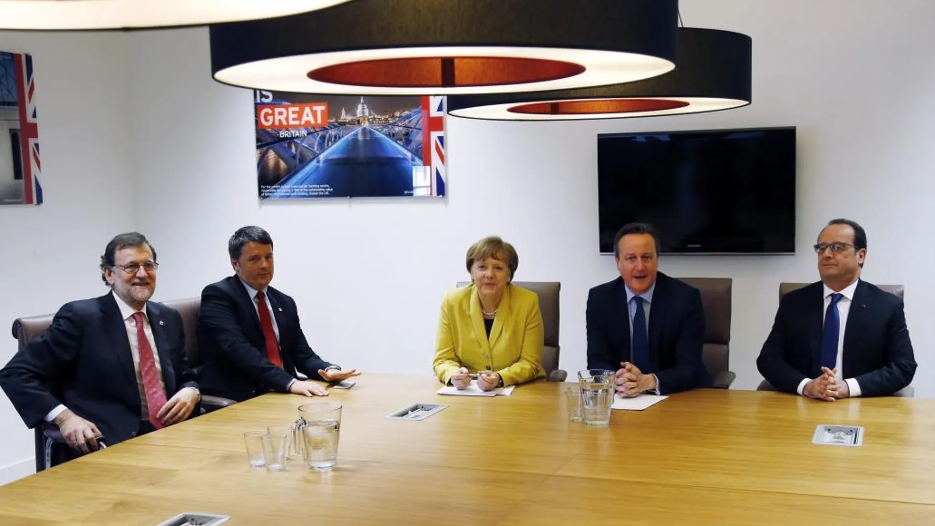 Mariano Rajoy, Matteo Renzi, Angela Merke, David Cameron y François Hollande, posan durante la reunión