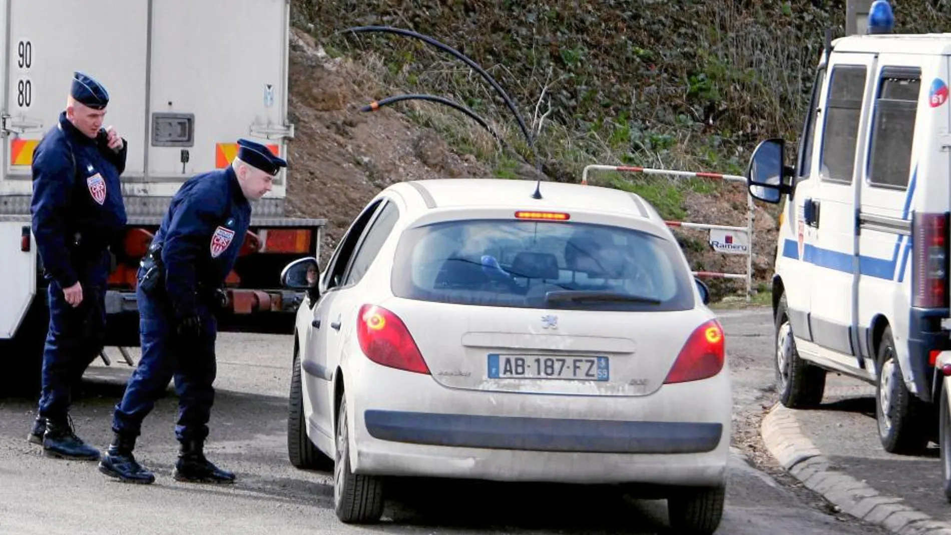 Gendarmes galos, durante un control de carretera en el sur de Francia