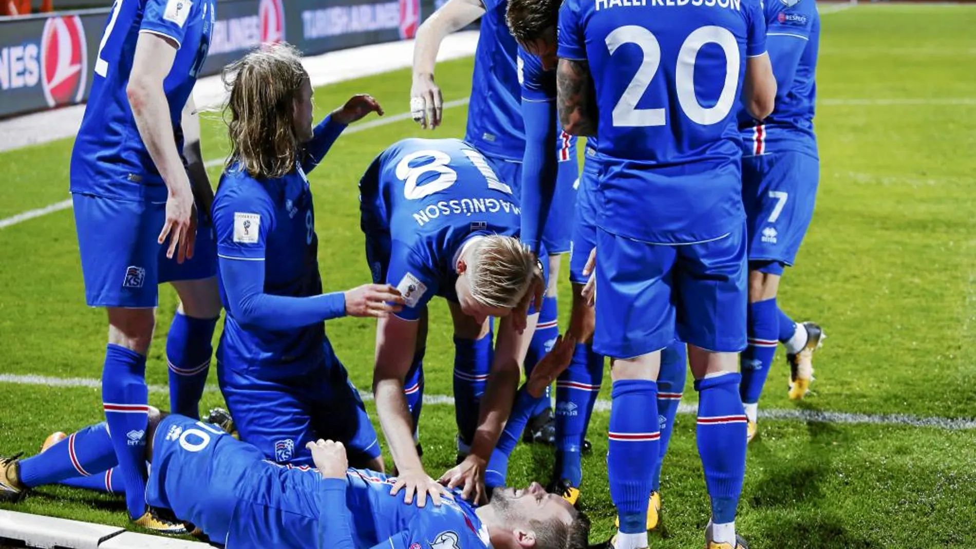 Varios futbolistas de Islandia celebran el tanto del jugador del Everton Gilfy Sigurdsson