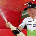 El corredor estadounidense del equipo Dimension Data, Benjamin King, celebra su victoria en le podio del Puerto de Alfaca (Granada)/Foto: Efe