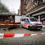 Policías investigan el lugar donde se han localizado una cabeza humana en el distrito de Amstelveenseweg en Amsterdam