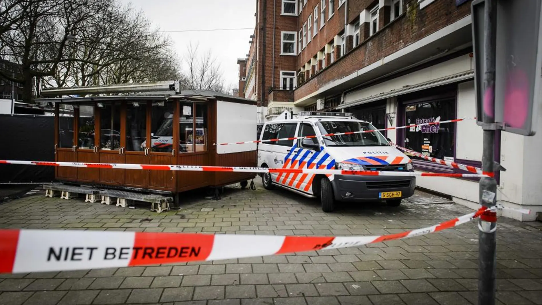 Policías investigan el lugar donde se han localizado una cabeza humana en el distrito de Amstelveenseweg en Amsterdam