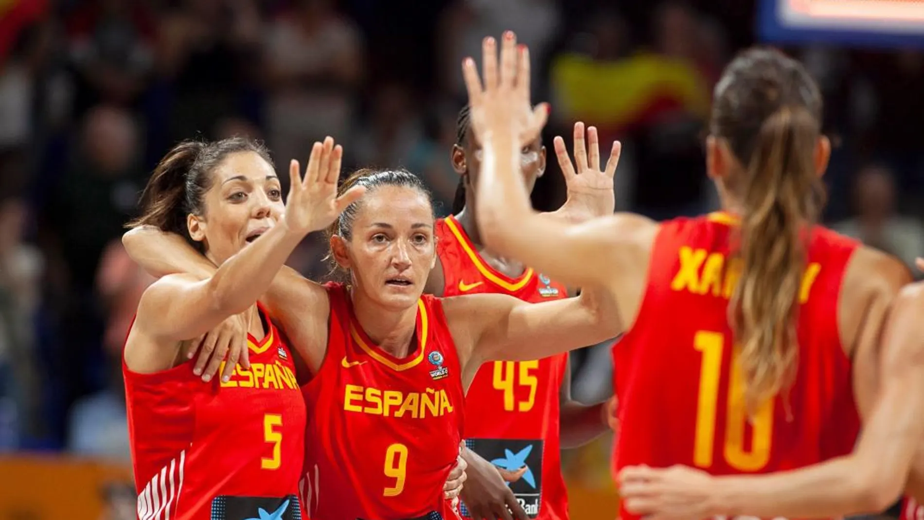 Las jugadoras de la selección española Cristina Ouviña (i) y Laia Palau (c) durante un partido de este Mundial de Baloncesto / Efe
