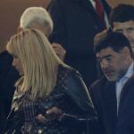 Maradona y su novia, Rocío Oliva, anoche en el palco del Bernabéu