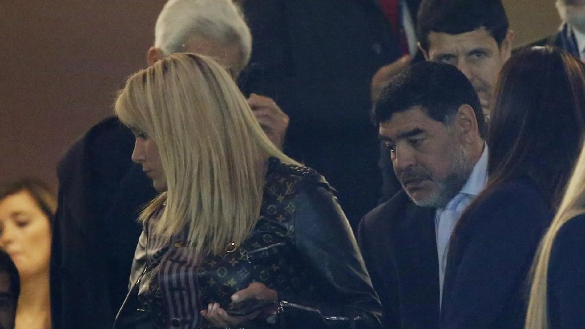 Maradona y su novia, Rocío Oliva, anoche en el palco del Bernabéu