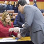Susana Díaz estrechó la mano a Juanma Moreno en el Día de la región en un gesto de cortesía política frente a la tensión en Madrid