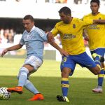El jugador del Celta de Vigo Iago Aspas , pugna por un balón con el jugador del Las Palmas Juan Culio