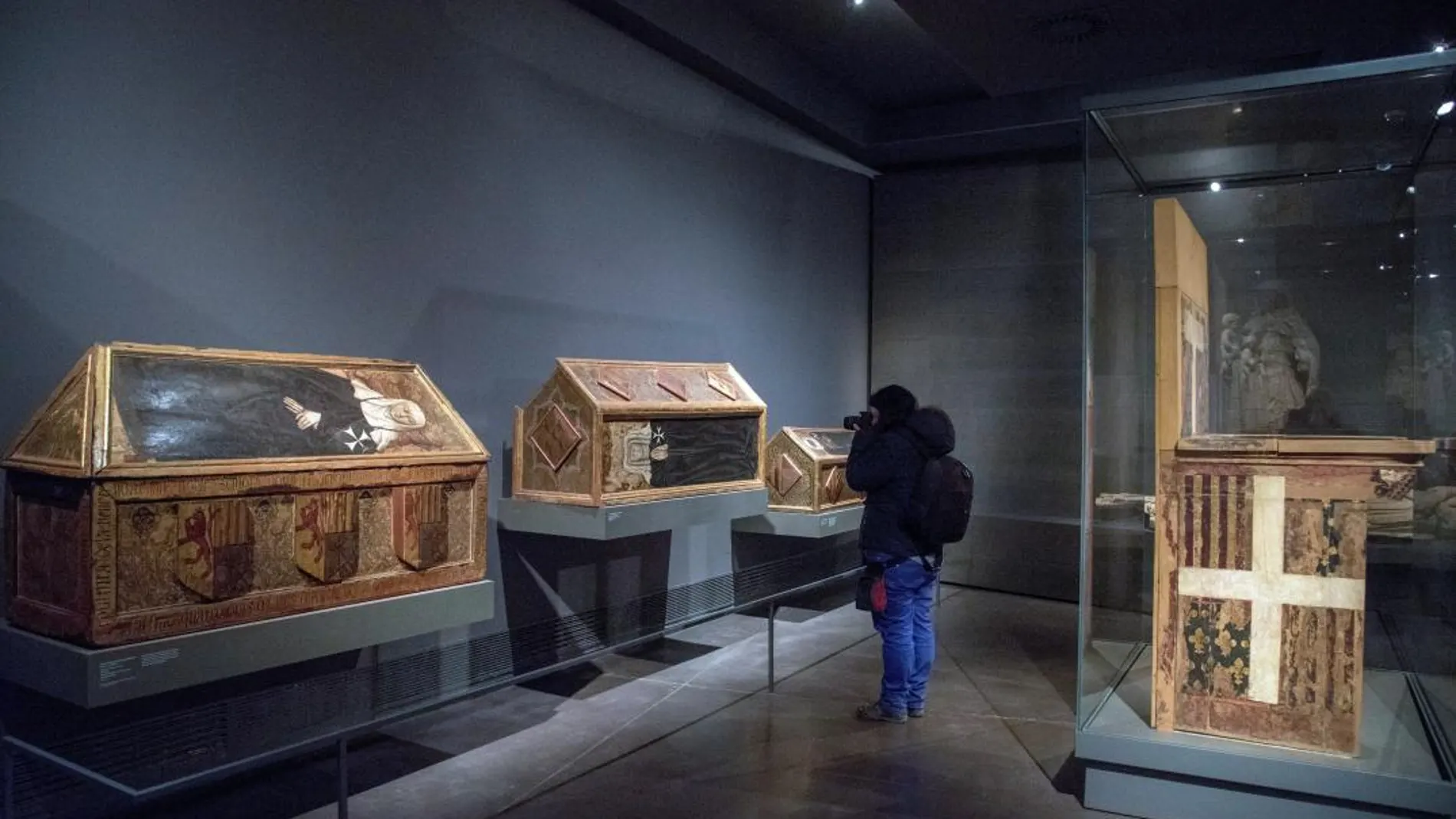 Vista de las cajas sepulcrales y trono de Blanca de Aragón y Anjou hoy en el Museo Diocesano de Lleida.