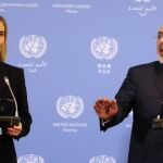 La responsable de política exterior de la Unión Europea (UE), Federica Mogherini, y el ministro de Exteriores de Irán, Mohammad Javad Zarif, comparecen en rueda de prensa tras el anuncio del OIEA