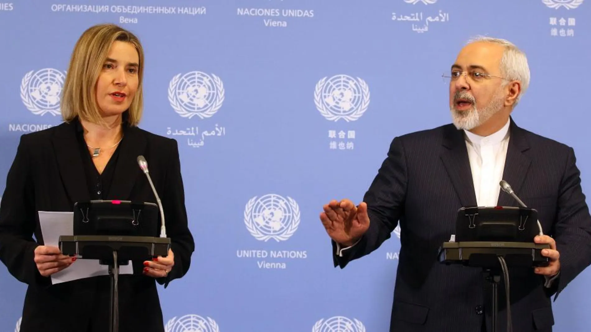 La responsable de política exterior de la Unión Europea (UE), Federica Mogherini, y el ministro de Exteriores de Irán, Mohammad Javad Zarif, comparecen en rueda de prensa tras el anuncio del OIEA