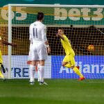 El delantero del Villarreal Roberto Soldado (2d) celebra su gol, primero del equipo ante el Real Madrid