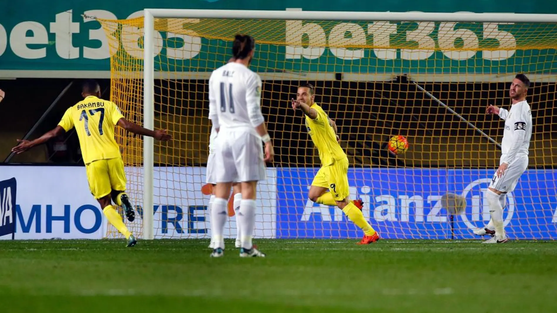 El delantero del Villarreal Roberto Soldado (2d) celebra su gol, primero del equipo ante el Real Madrid
