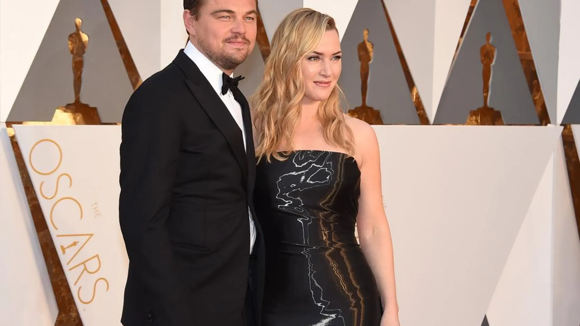 Leonardo DiCaprio y Kate Winslet a la llegada a la Gala (Jordan Strauss/Invision/AP)
