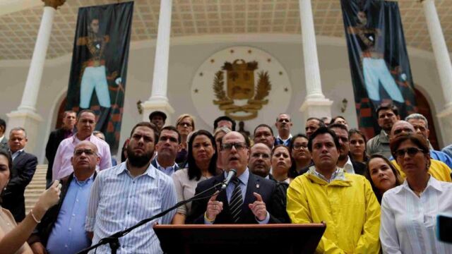 Julio Borges presidente de la Asamblea Nacional arruga una copia de la sentencia del Supremo por la que asume las competencias legislativas