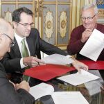 El alcalde de Valencia, Joan Ribó, firmó ayer el acuerdo con el delegado comercial de Iberdrola, Joaquín Longares