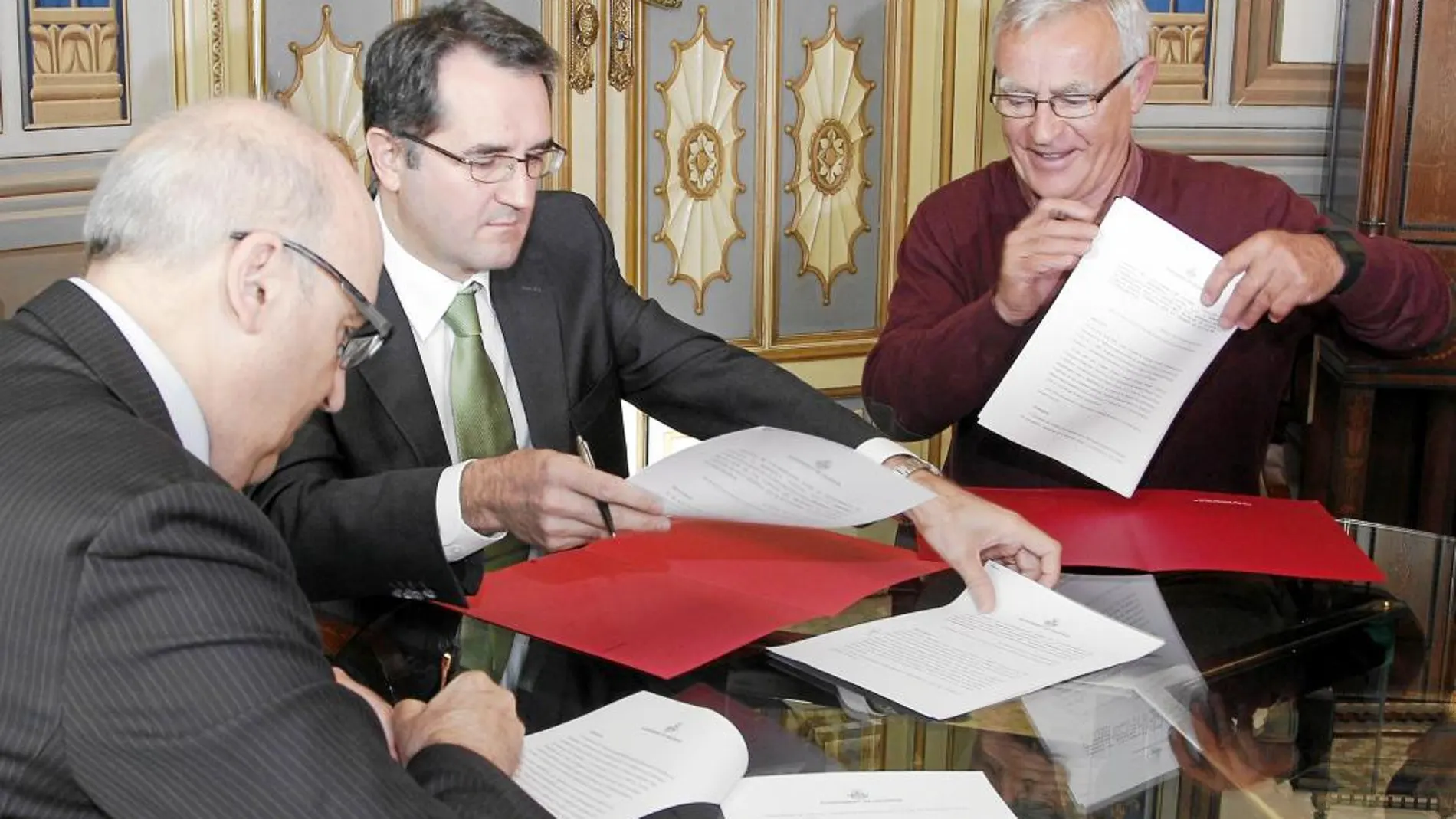 El alcalde de Valencia, Joan Ribó, firmó ayer el acuerdo con el delegado comercial de Iberdrola, Joaquín Longares