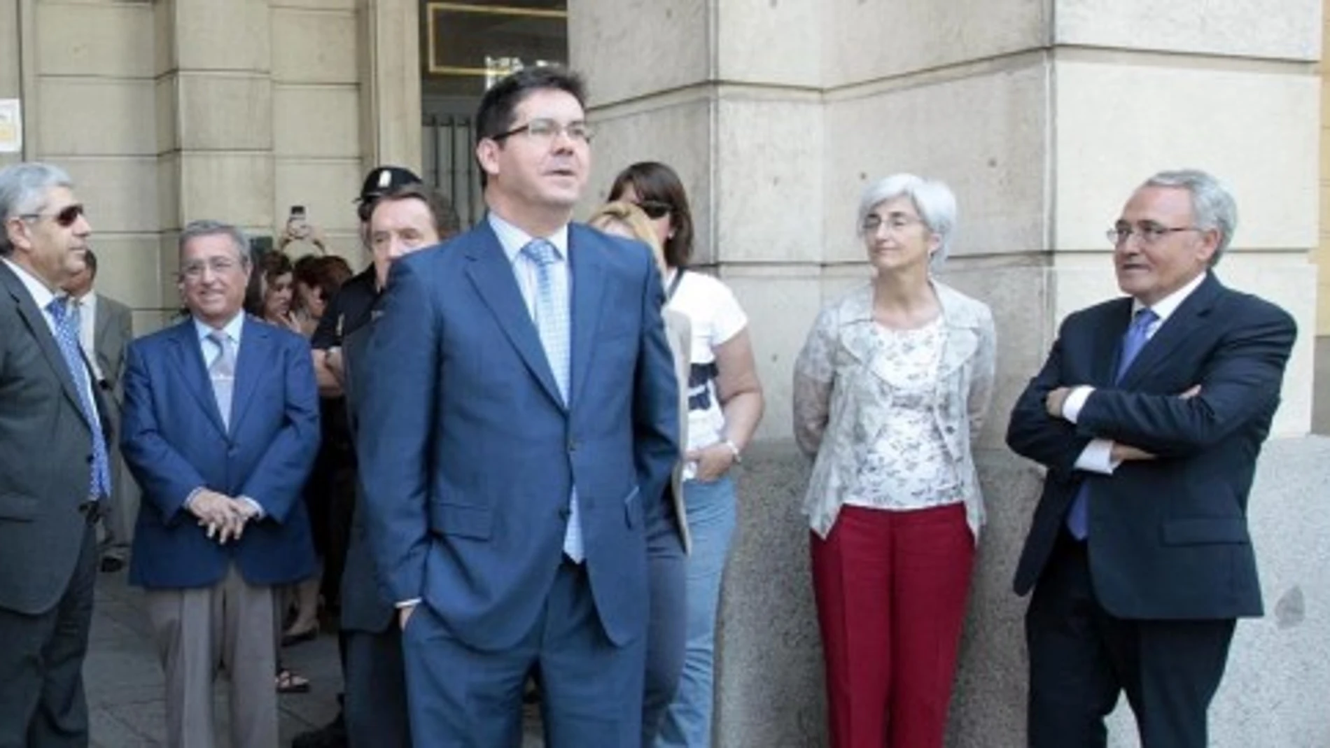 El magistrado y ex alto cargo de la Junta Pedro Izquierdo, en el centro de la imagen