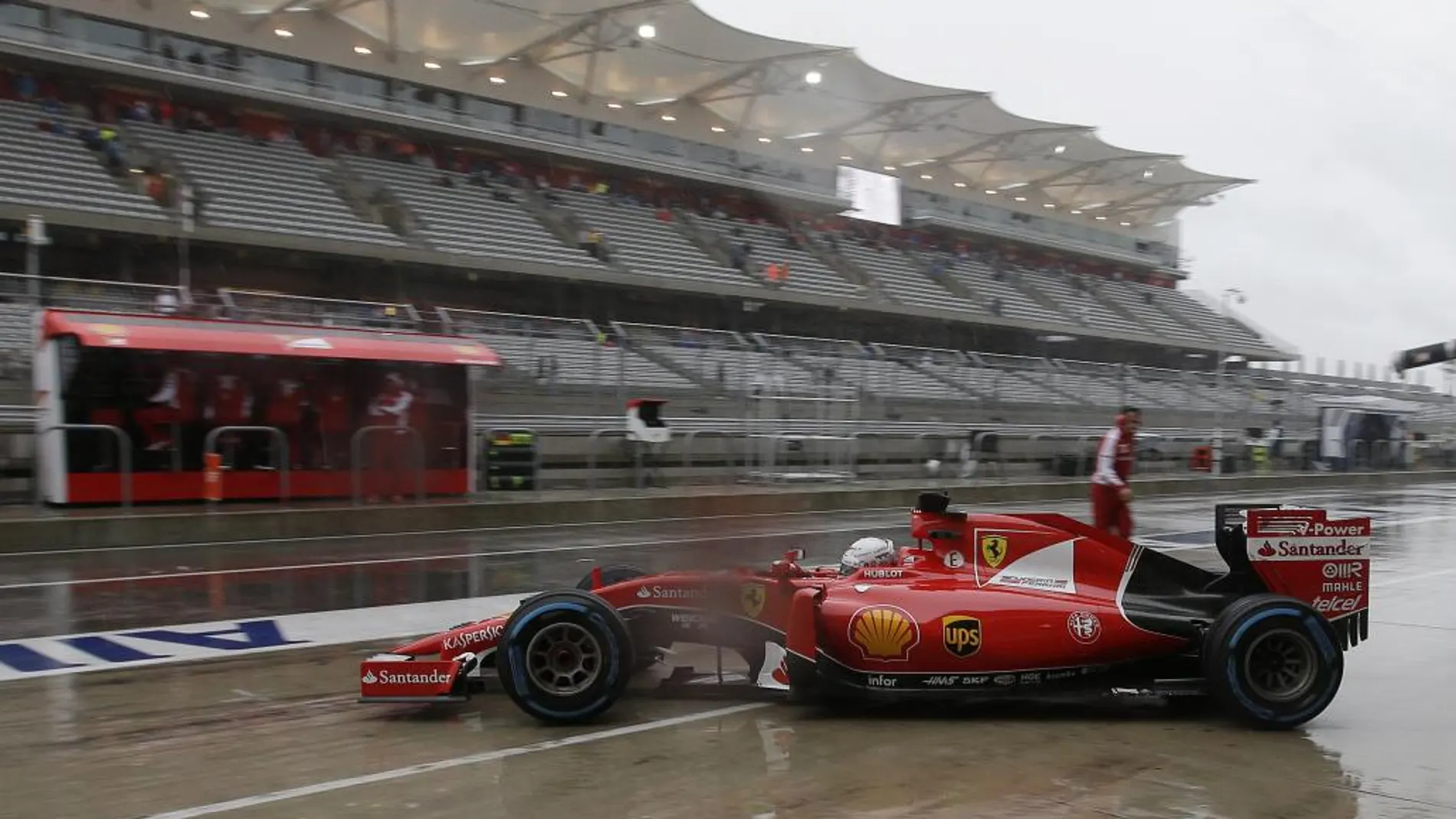 El Ferrari de Sebastian Vettel durante los entrenamientos en Austin