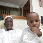 Última fotografía de Saliou Traoré, junto a su nieto, durante la celebración del Eid al-Adha